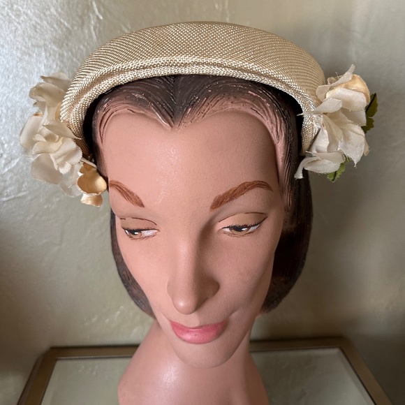 ATTRACTIVE 1950s\' PALE GOLD STRAW JULIET  CAP WITH MATCHING FABRIC FLOWERS main image 7